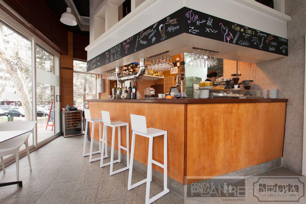 Cafeteria style moderno color marron, marron, beige, blanco, negro  diseñado por Mudeyba | Gremio | Copyright Conca y Marzal