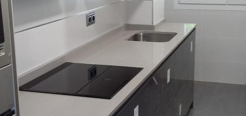 Cocina Estilo contemporaneo Color amarillo, negro  diseñado por Jose | Reformista, constructor 