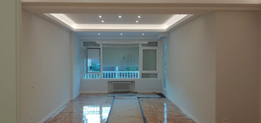 Salon Estilo moderno Color blanco, gris, plateado  diseñado por AJ reforma | Gremio | Copyright Adrián Borrell