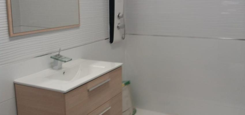Baño Estilo moderno Color blanco, gris, plateado  diseñado por AJ reforma | Gremio | Copyright Adrián Borrell