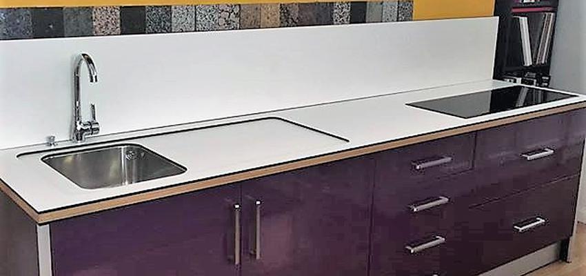 Cocina Estilo moderno Color rosa, blanco  diseñado por Enzzostudio | Gremio | Copyright Enzzostudio