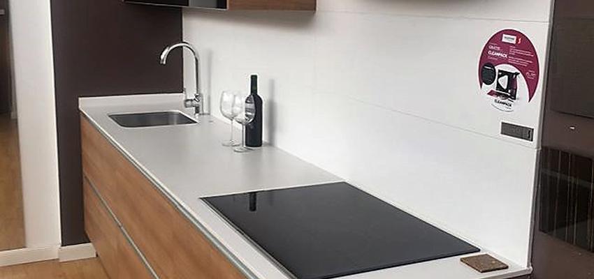 Cocina Estilo moderno Color marron, blanco  diseñado por Enzzostudio | Gremio | Copyright Enzzostudio