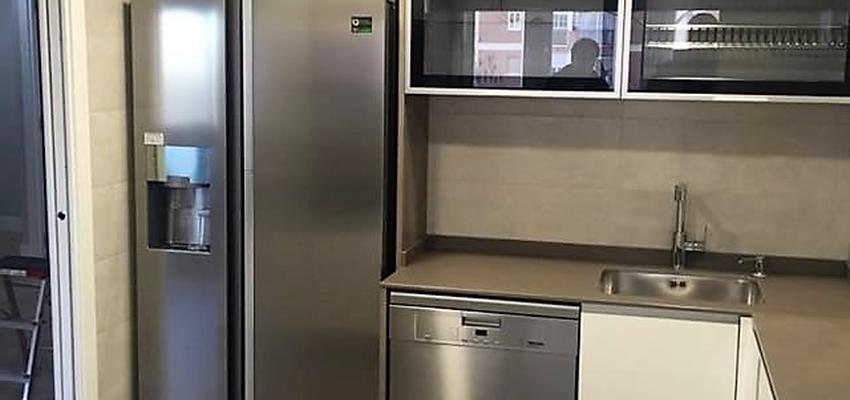 Cocina Estilo moderno Color marron, blanco, gris  diseñado por Enzzostudio | Gremio | Copyright Enzzostudio