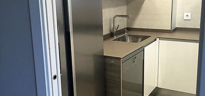 Cocina Estilo clasico Color marron, blanco, gris  diseñado por Enzzostudio | Gremio | Copyright Enzzostudio