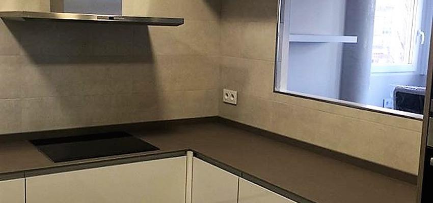 Cocina Estilo moderno Color beige, marron, blanco  diseñado por Enzzostudio | Gremio | Copyright Enzzostudio