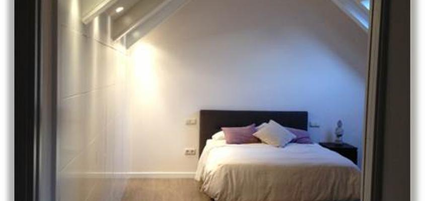 Dormitorio style contemporaneo color marron, violeta, blanco  diseñado por VIBARTEC OFICINA TÉCNICA, S.L.P. | Arquitecto Técnico 