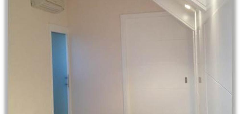 Dormitorio, Vestidor style contemporaneo color blanco  diseñado por VIBARTEC OFICINA TÉCNICA, S.L.P. | Arquitecto Técnico 