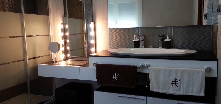 Baño, Tocador style moderno color beige, negro, plateado  diseñado por VIBARTEC OFICINA TÉCNICA, S.L.P. | Arquitecto Técnico 