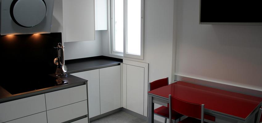 Cocina style moderno color rojo, blanco, negro  diseñado por VIBARTEC OFICINA TÉCNICA, S.L.P. | Arquitecto Técnico 