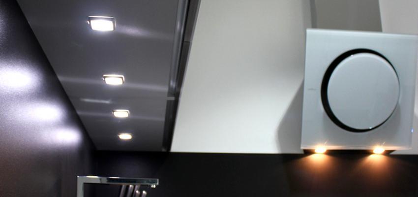 Cocina style moderno color blanco, gris  diseñado por VIBARTEC OFICINA TÉCNICA, S.L.P. | Arquitecto Técnico 