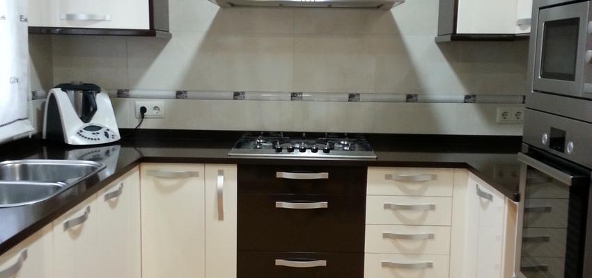 Cocina style moderno color marron, beige, marron  diseñado por VIBARTEC OFICINA TÉCNICA, S.L.P. | Arquitecto Técnico 