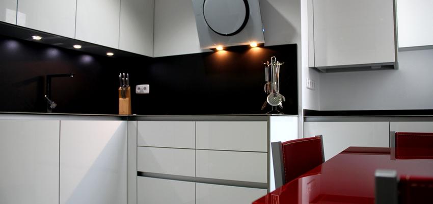 Cocina style moderno color blanco, negro  diseñado por VIBARTEC OFICINA TÉCNICA, S.L.P. | Arquitecto Técnico 