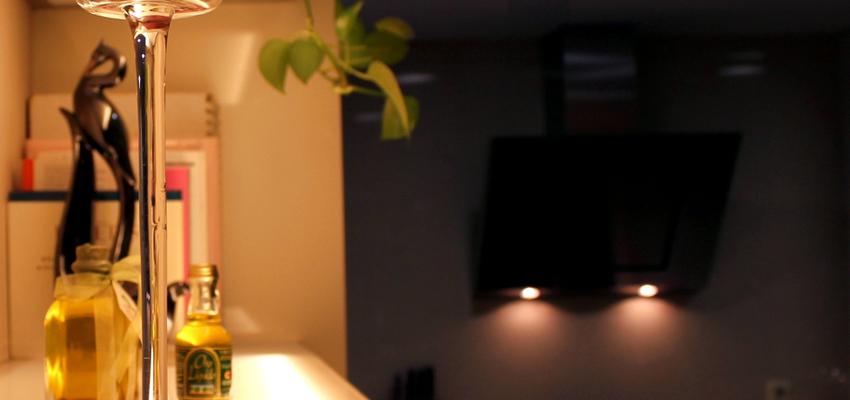 Cocina style moderno color beige, gris  diseñado por VIBARTEC OFICINA TÉCNICA, S.L.P. | Arquitecto Técnico 