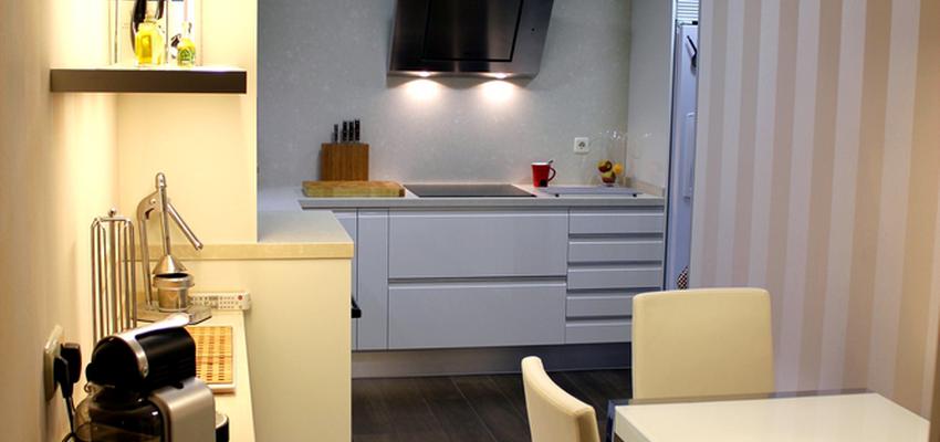 Cocina style moderno color beige, marron, blanco  diseñado por VIBARTEC OFICINA TÉCNICA, S.L.P. | Arquitecto Técnico 