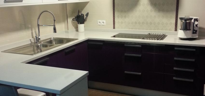 Cocina style moderno color violeta, marron, blanco  diseñado por VIBARTEC OFICINA TÉCNICA, S.L.P. | Arquitecto Técnico 