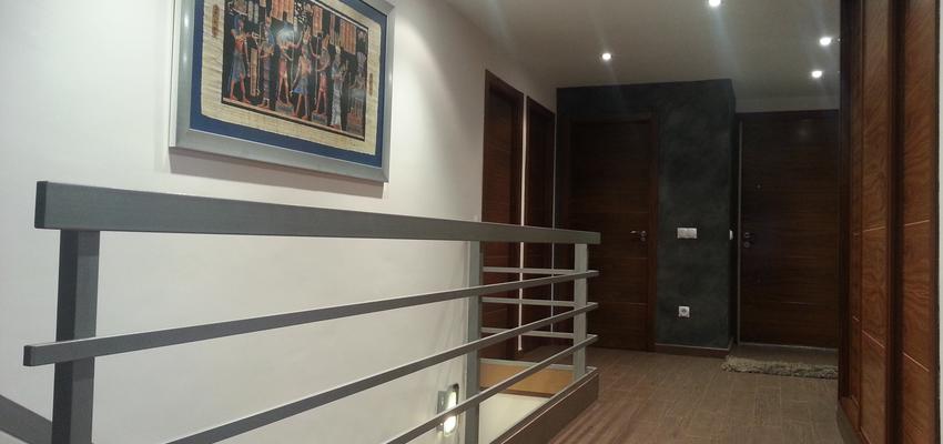 Recibidor, Pasillo style contemporaneo color marron, beige, blanco  diseñado por VIBARTEC OFICINA TÉCNICA, S.L.P. | Arquitecto Técnico 