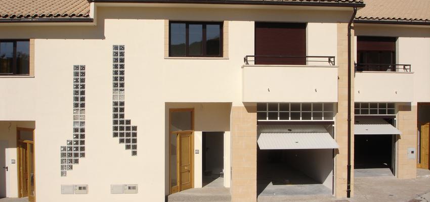Recibidor, Garaje, Balcon, Exterior style contemporaneo color marron, beige, marron  diseñado por MUGUETA Y GUTIERREZ S.P. | Arquitecto 