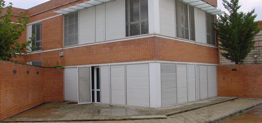 Exterior style contemporaneo color marron, gris  diseñado por MUGUETA Y GUTIERREZ S.P. | Arquitecto 