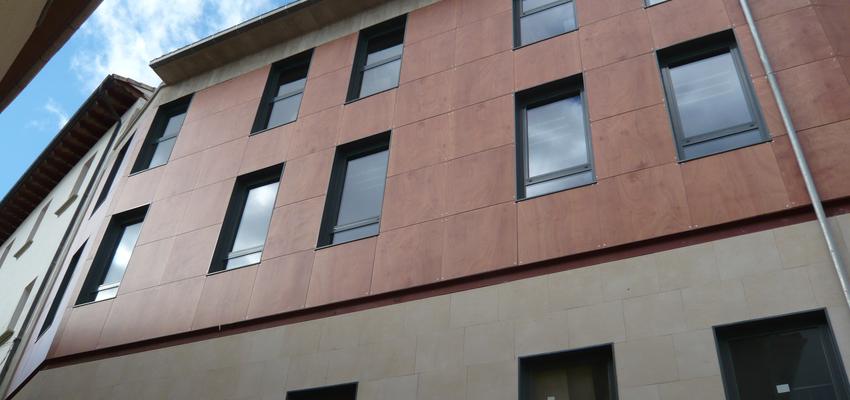 Exterior style contemporaneo color rosa, gris  diseñado por MUGUETA Y GUTIERREZ S.P. | Arquitecto 