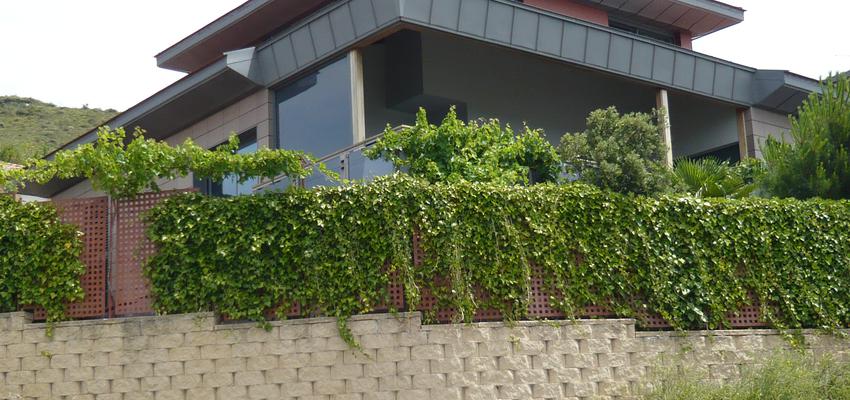 Exterior style moderno color rojo, marron  diseñado por MUGUETA Y GUTIERREZ S.P. | Arquitecto 