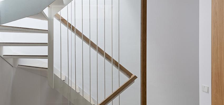 Escalera Estilo moderno Color rosa  diseñado por REMAKE | Arquitecto | Copyright Antonio Valverde
