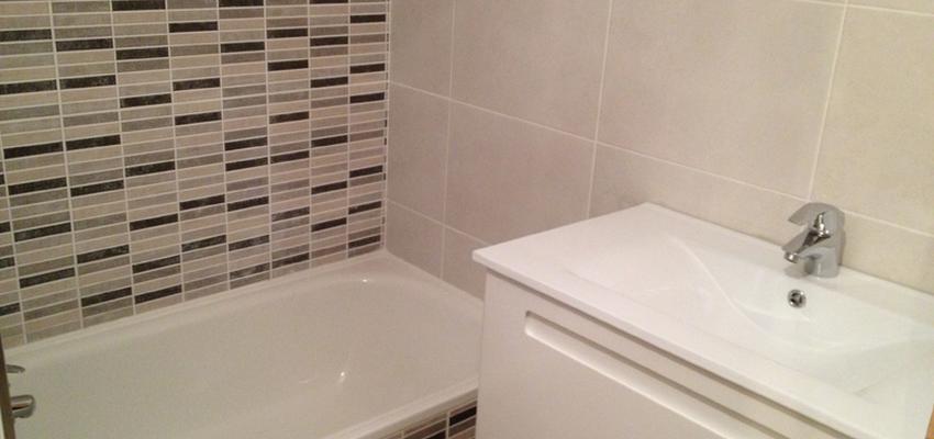 Baño style contemporaneo color gris  diseñado por HOGARA Obras | Reformas | Interiorismo | Arquitecto Técnico 