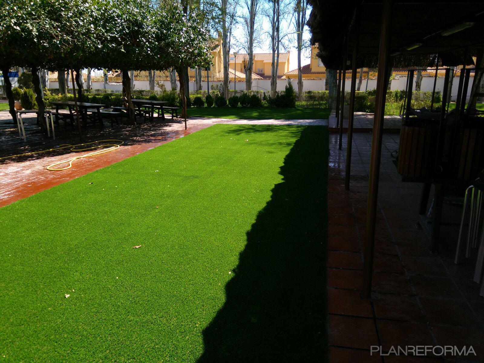 Terraza, Exterior, Jardin Estilo clasico Color verde, verde  diseñado por Gesprodex - Césped Artificial | Gremio | Copyright Gesprodex - Césped Artificial