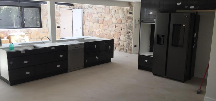 Cocina Estilo eclectico Color azul oscuro  diseñado por Javier de Gonzalo | Reformista, constructor | Copyright OBRA TOTAL DE GRAN CHALET EN LA URBANIZACIÓN LA BERZOSA, DE HOYO DE MANZANARES, AL LADO DE TORRELODONES. ESTILO BRUTALISTA DE FINALES DE LOS 70. SE LE DOTÓ DE GEOTERMIA, ENERGÍA SOLAR. OBRA DIFICULTOSA, POR PORTES Y PORQUE NOS PILLÓ LA PANDEMIA EN ÉL. AL FINAL, SATISFECHOS DEL RESULTADO, PERO CANSADOS POR TODAS LAS CIRCUNSTANCIAS QUE LO RODEARON.