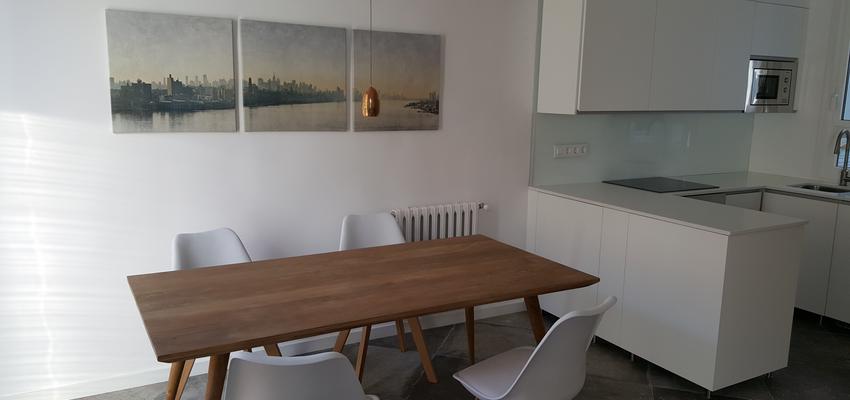 Comedor, Cocina Estilo moderno Color marron, gris, plateado  diseñado por Javier Reformas y Reparaciones S.L. | Gremio | Copyright Cocina americana, salón comedor