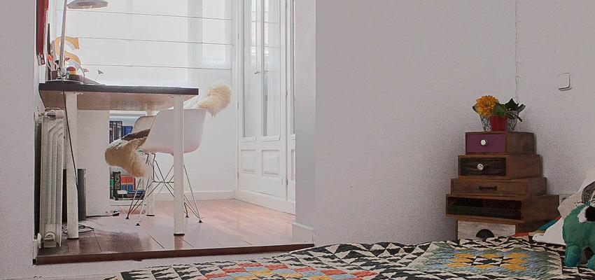 Dormitorio Estilo eclectico Color rojo, marron, marron, blanco, negro  diseñado por The Numen Studio | Interiorista 