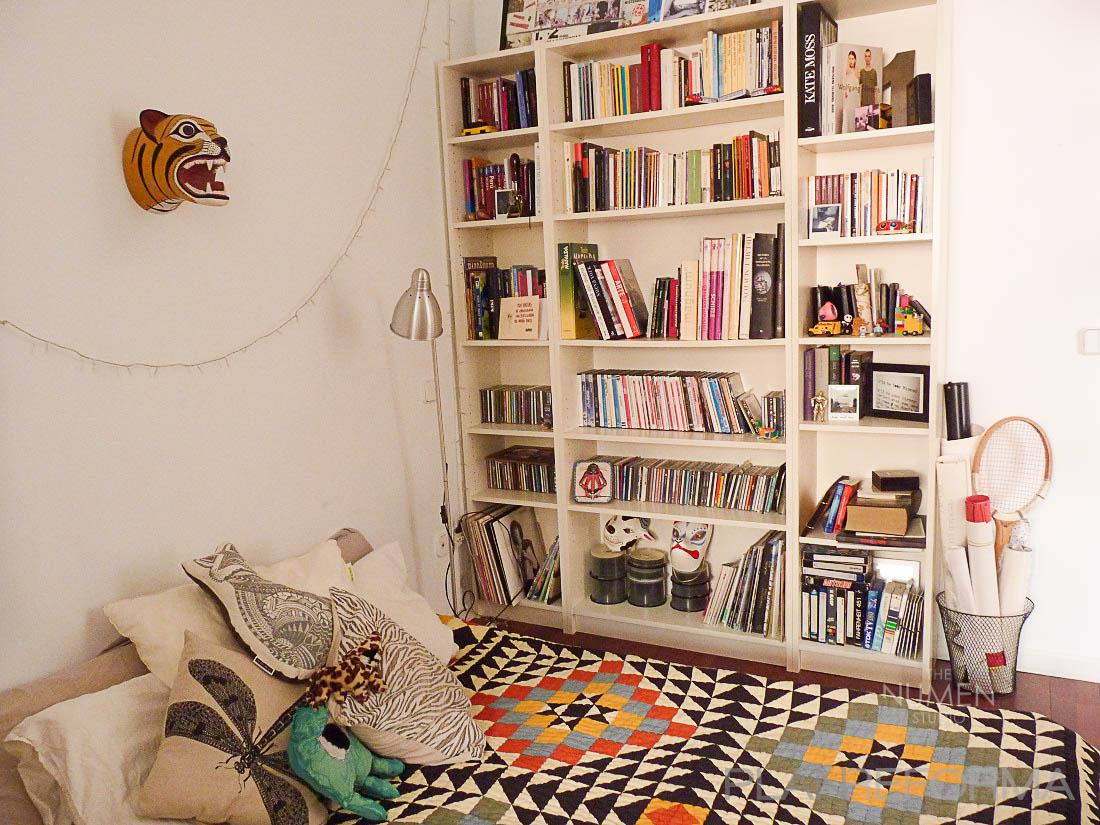 Dormitorio Estilo eclectico Color rojo, ocre, beige, marron, blanco, negro  diseñado por The Numen Studio | Interiorista 