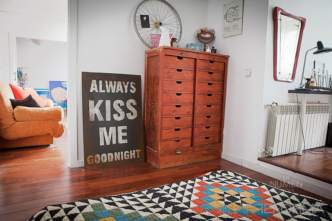 Dormitorio Estilo eclectico Color rojo, marron, marron, marron, beige, blanco, negro  diseñado por The Numen Studio | Interiorista 