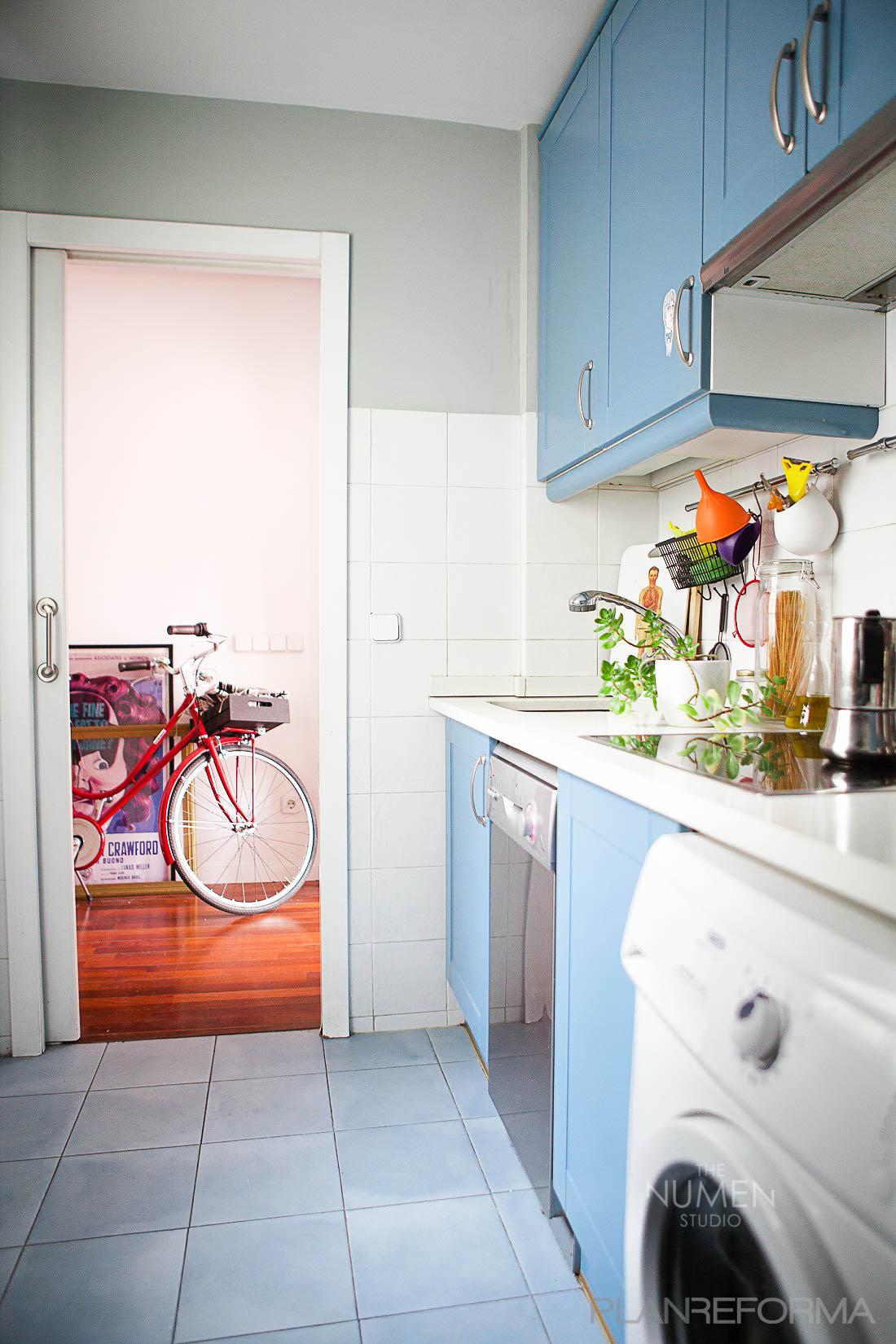 Cocina Estilo eclectico Color azul cielo, blanco, gris  diseñado por The Numen Studio | Interiorista 