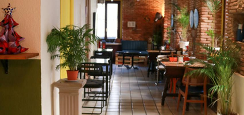 Cafeteria Estilo vintage Color amarillo, verde, marron  diseñado por The Numen Studio | Interiorista | Copyright The Numen Studio