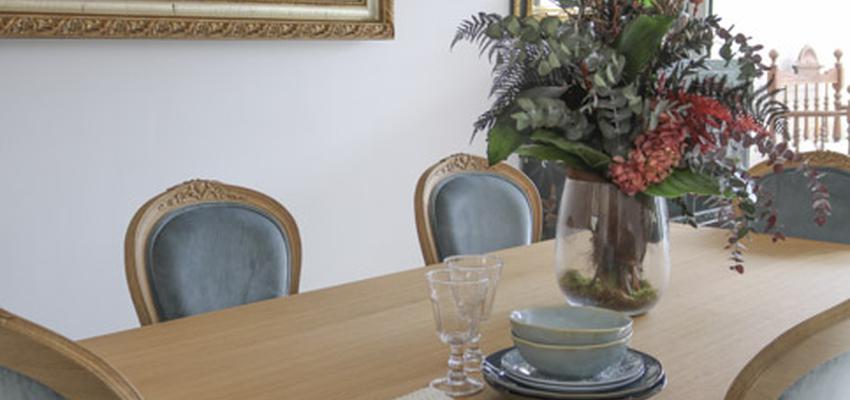 Comedor Estilo clasico Color marron, azul, gris  diseñado por The Numen Studio | Interiorista | Copyright The Numen Studio
