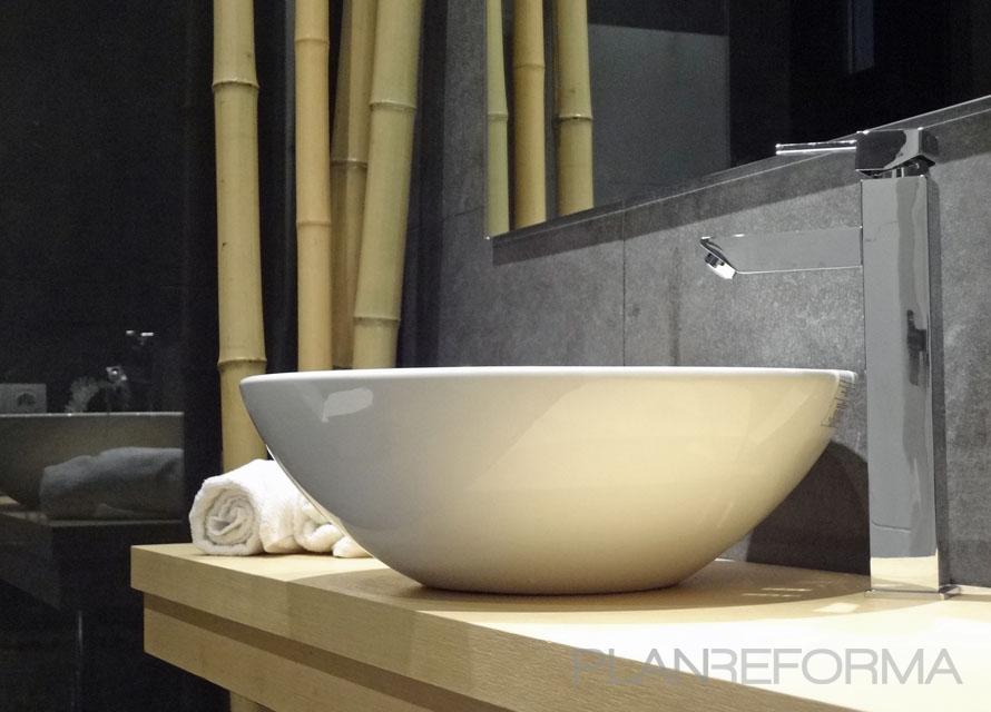 Baño Estilo moderno Color marron, blanco, gris  diseñado por davidMUSER Interiorismo | Reformas | Ingeniero 