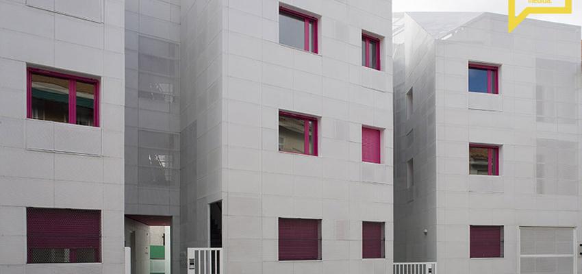 Exterior Estilo moderno Color verde, rosa, plateado  diseñado por Casa Hazme. Arquitectura a medida y Casas Passivhaus. | Arquitecto | Copyright si