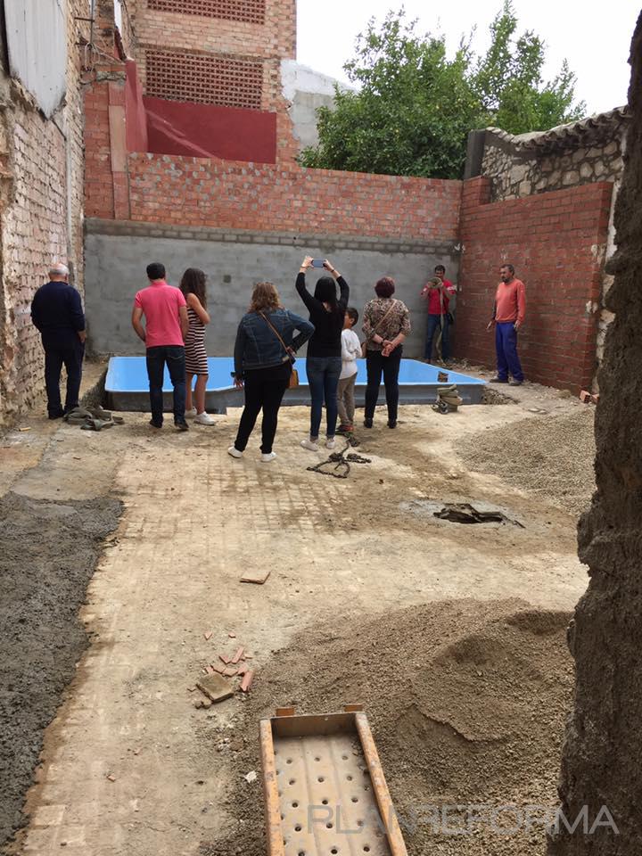 Piscina, Jardin Estilo contemporaneo Color azul  diseñado por Buscoreforma.es | Gremio 