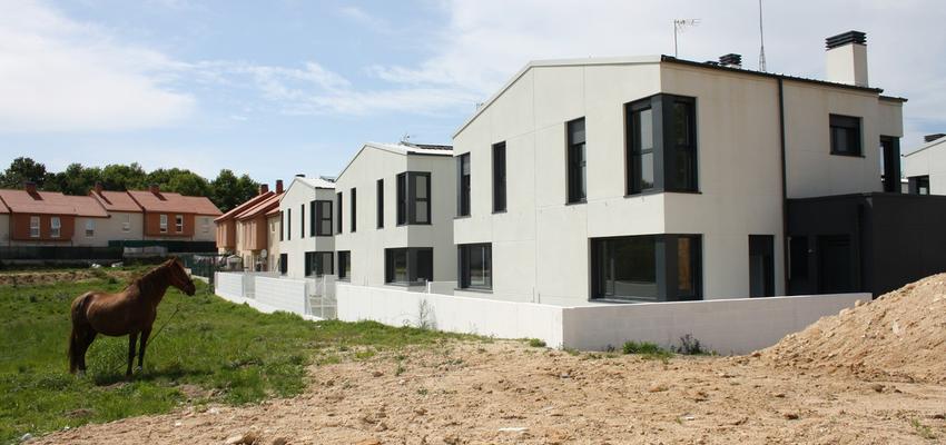 Exterior Estilo moderno Color verde, gris, plateado  diseñado por LopezyNoya | Arquitecto | Copyright LopezyNoya