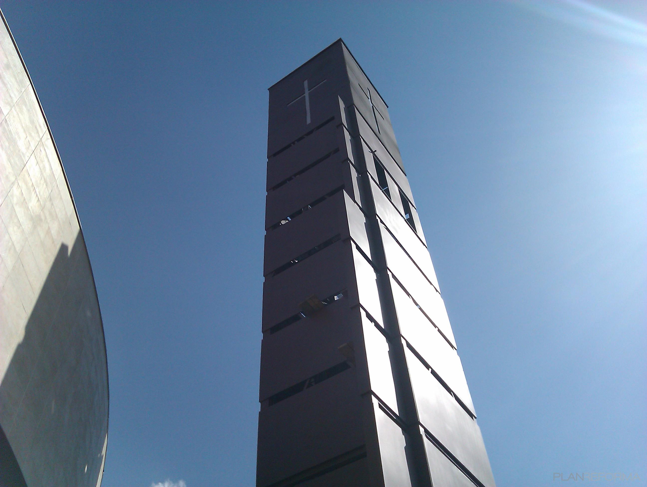 Exterior style moderno color gris, gris