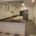 Cocina style moderno color beige, blanco, gris