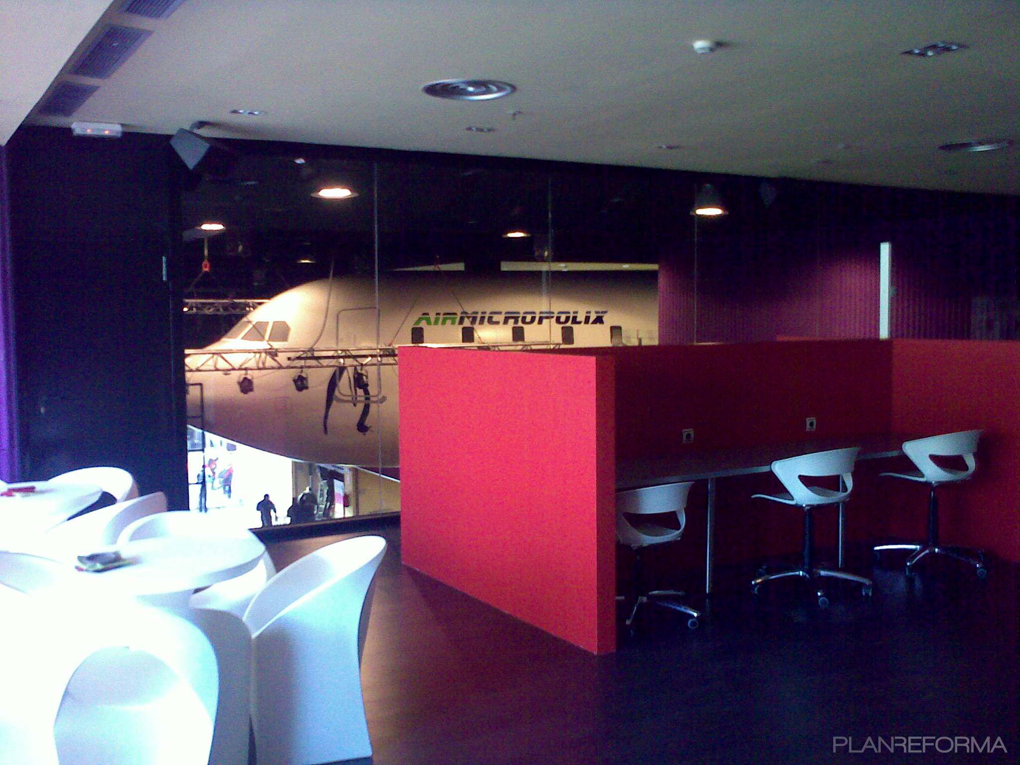 Cafeteria style moderno color rojo, gris, gris  diseñado por paco diaz rod | Arquitecto | Copyright foto de pacodrod-arquitecto