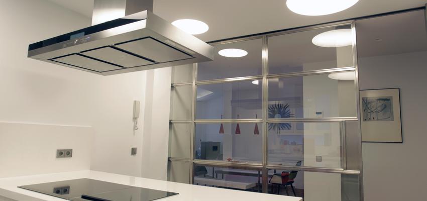 Cocina style contemporaneo color blanco, gris, plateado  diseñado por paco diaz rod | Arquitecto | Copyright foto de Sofia Menendez