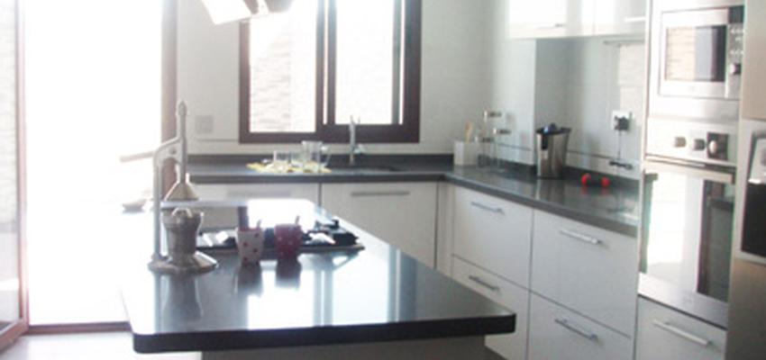 Cocina style moderno color blanco, negro  diseñado por Sandra | Arquitecto 