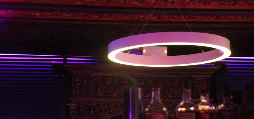 Sala de musica style contemporaneo color violeta  diseñado por bystendhal | Interiorista 