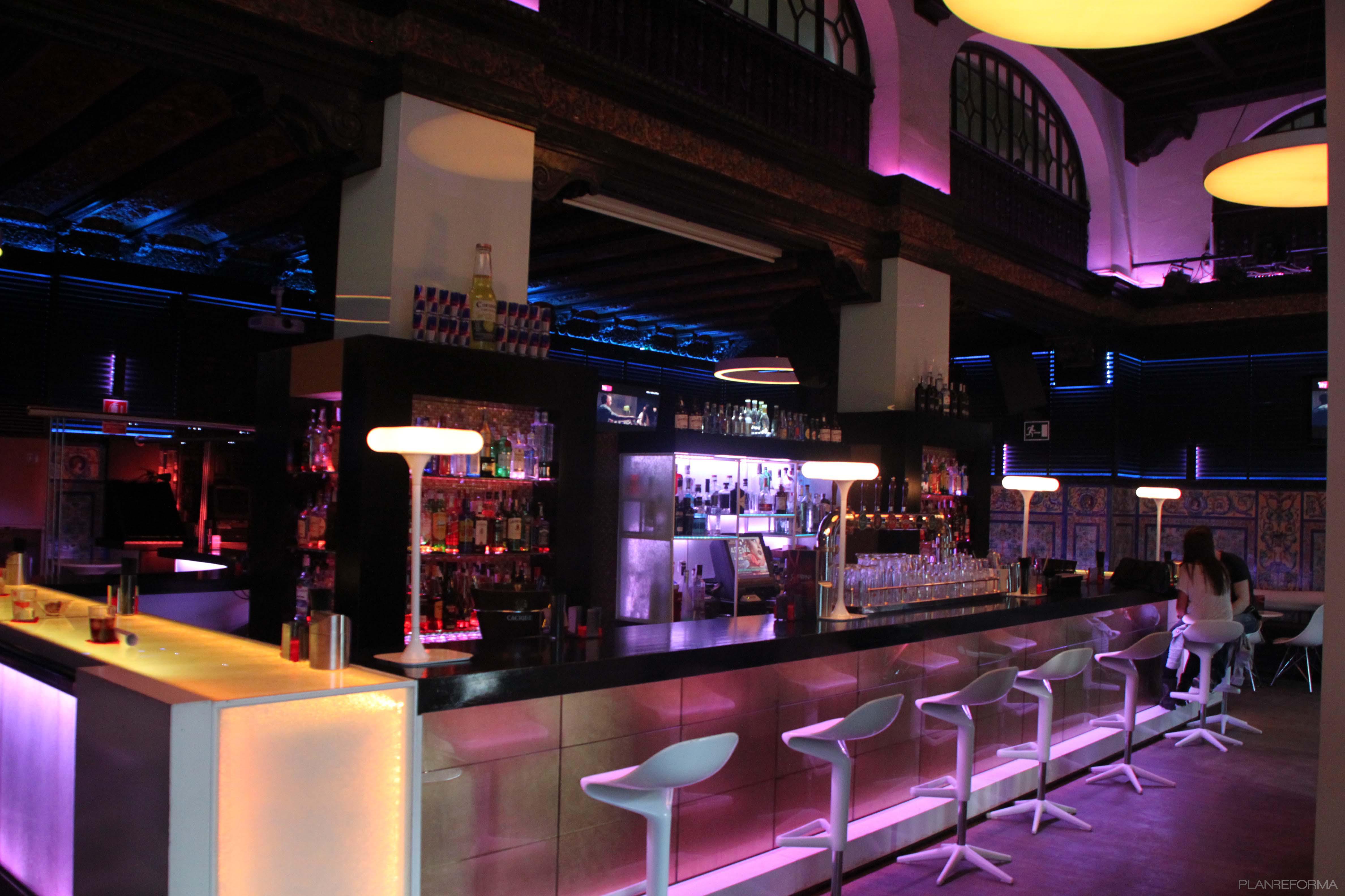 Bar style contemporaneo color amarillo, violeta, rosa, blanco  diseñado por bystendhal | Interiorista 