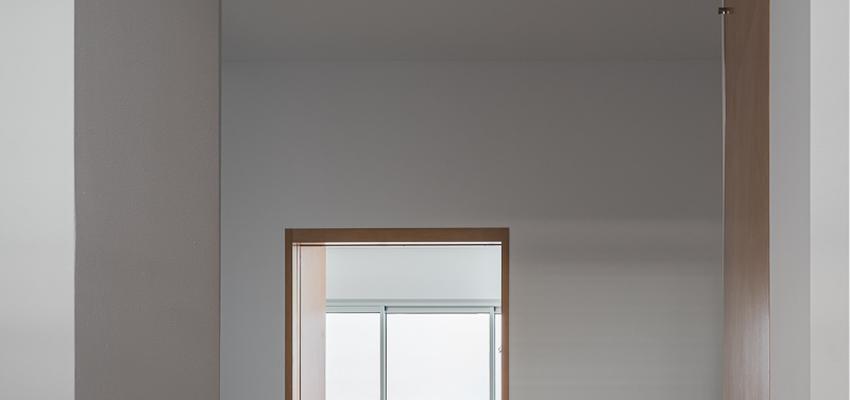 Vestibulo, Patio Estilo contemporaneo Color gris, gris, plateado  diseñado por REONDO | Arquitecto | Copyright REONDO ESTUDIO
