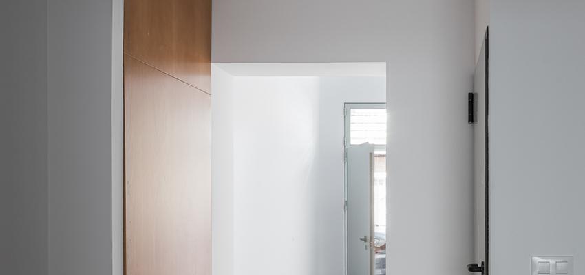 Vestibulo Estilo contemporaneo Color marron, gris, plateado  diseñado por REONDO | Arquitecto | Copyright REONDO ESTUDIO