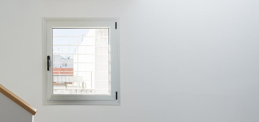 Pasillo, Escalera Estilo contemporaneo Color marron, gris, plateado  diseñado por REONDO | Arquitecto | Copyright REONDO ESTUDIO