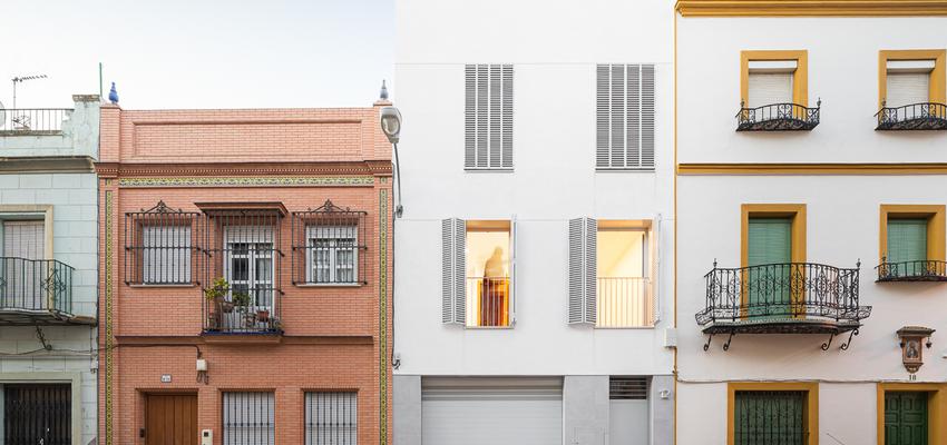 Balcon, Exterior Estilo contemporaneo Color gris, gris, plateado  diseñado por REONDO | Arquitecto | Copyright REONDO ESTUDIO